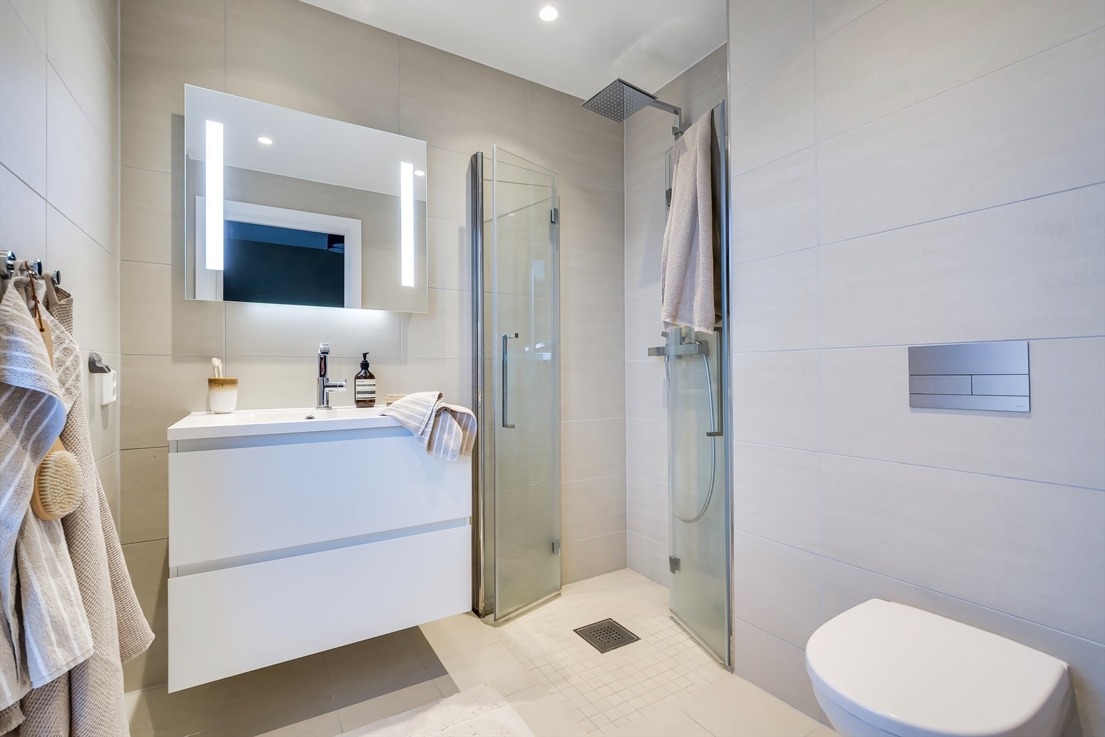 Pent flislagt bad med varmekabler i gulv. Galleribilde