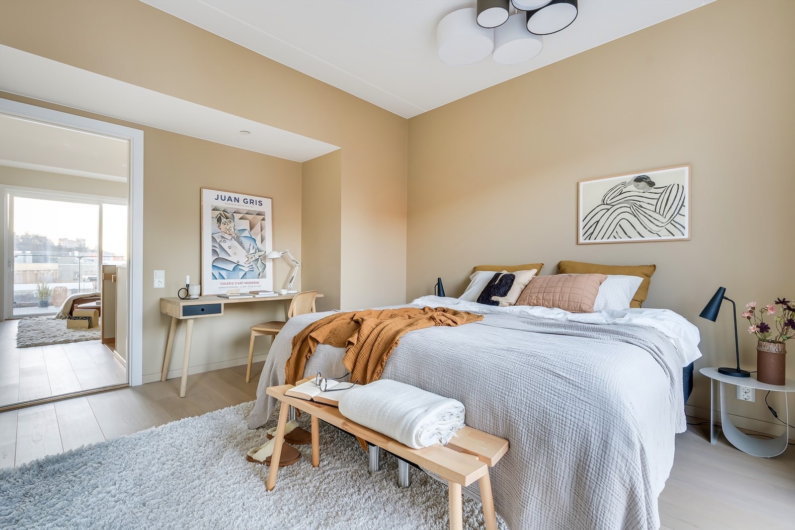 Rommet er av god størrelse og har plass til dobbeltseng, nattbord og garderobeskap. Galleribilde