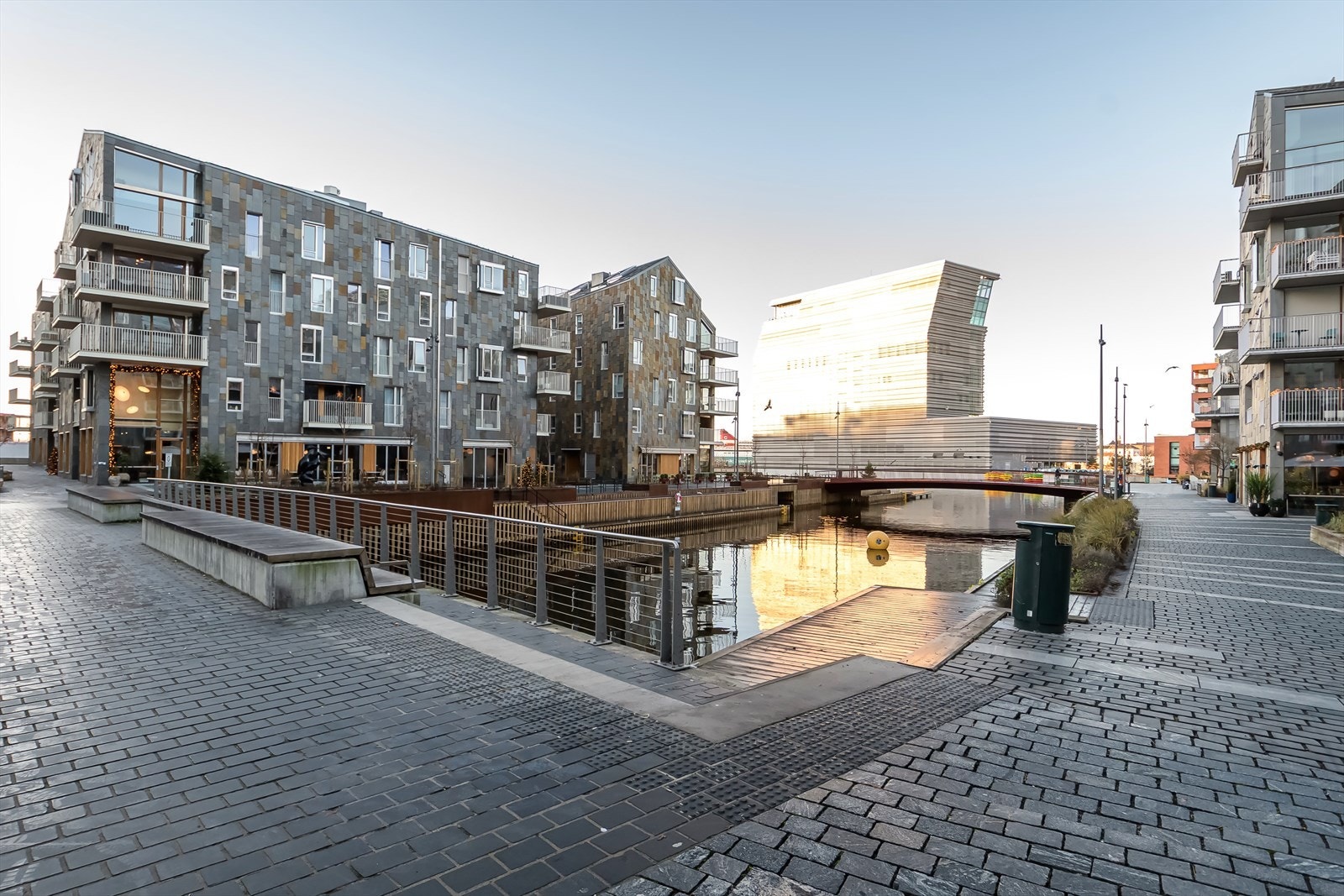 Det er kort vei til Munch-museet, Operaen og Deichmanske bibliotek - absolutt verdt et besøk! Galleribilde