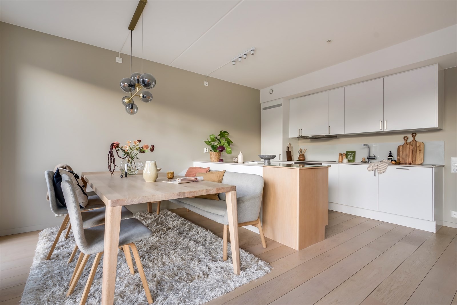 Boligen er nymalt og fremstår svært moderne og tidsriktig. Galleribilde