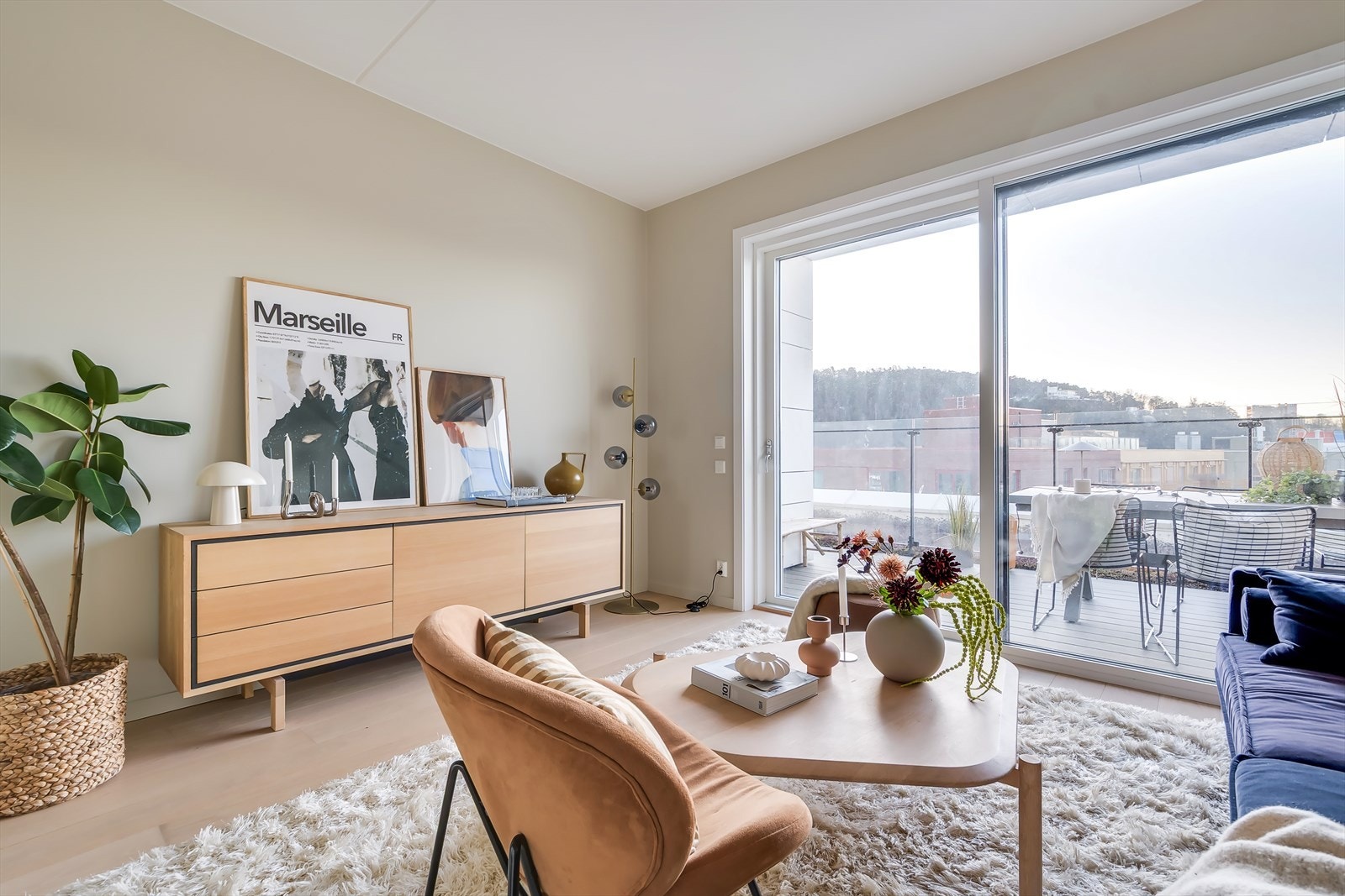 Store vindusflater som slipper inn rikelig med lys i stuen. Galleribilde