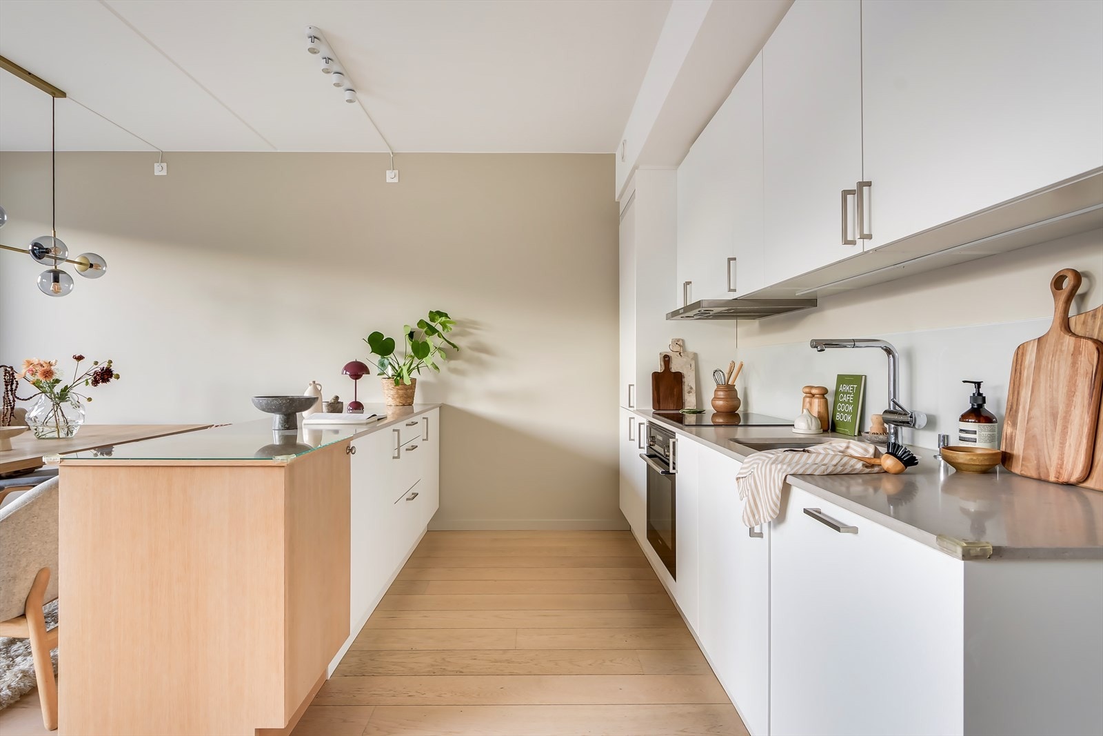 Integrerte hvitevarerer som kjøl/frys, komfyr, platetopp og oppvaskmaskin medfølger. Galleribilde