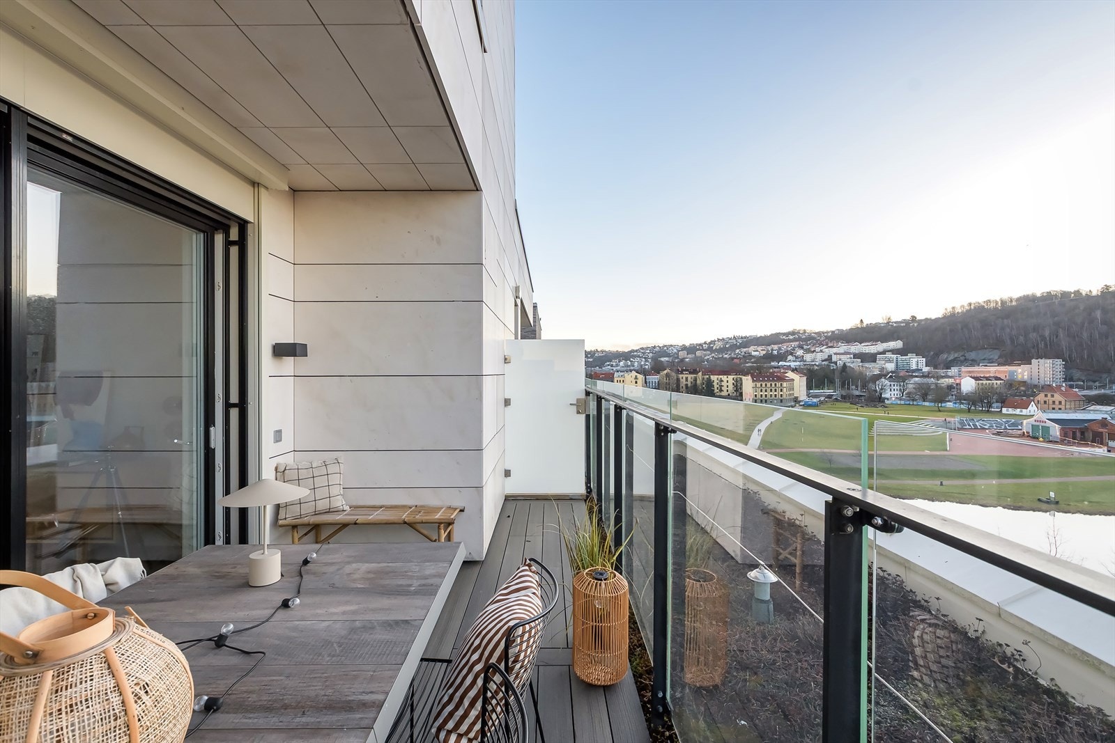 I tillegg til nydelig utsikt mot Oslosfjorden, ser du også nydelige Ekebergåsen og Middelalderparkern fra begge uteplassene. Galleribilde