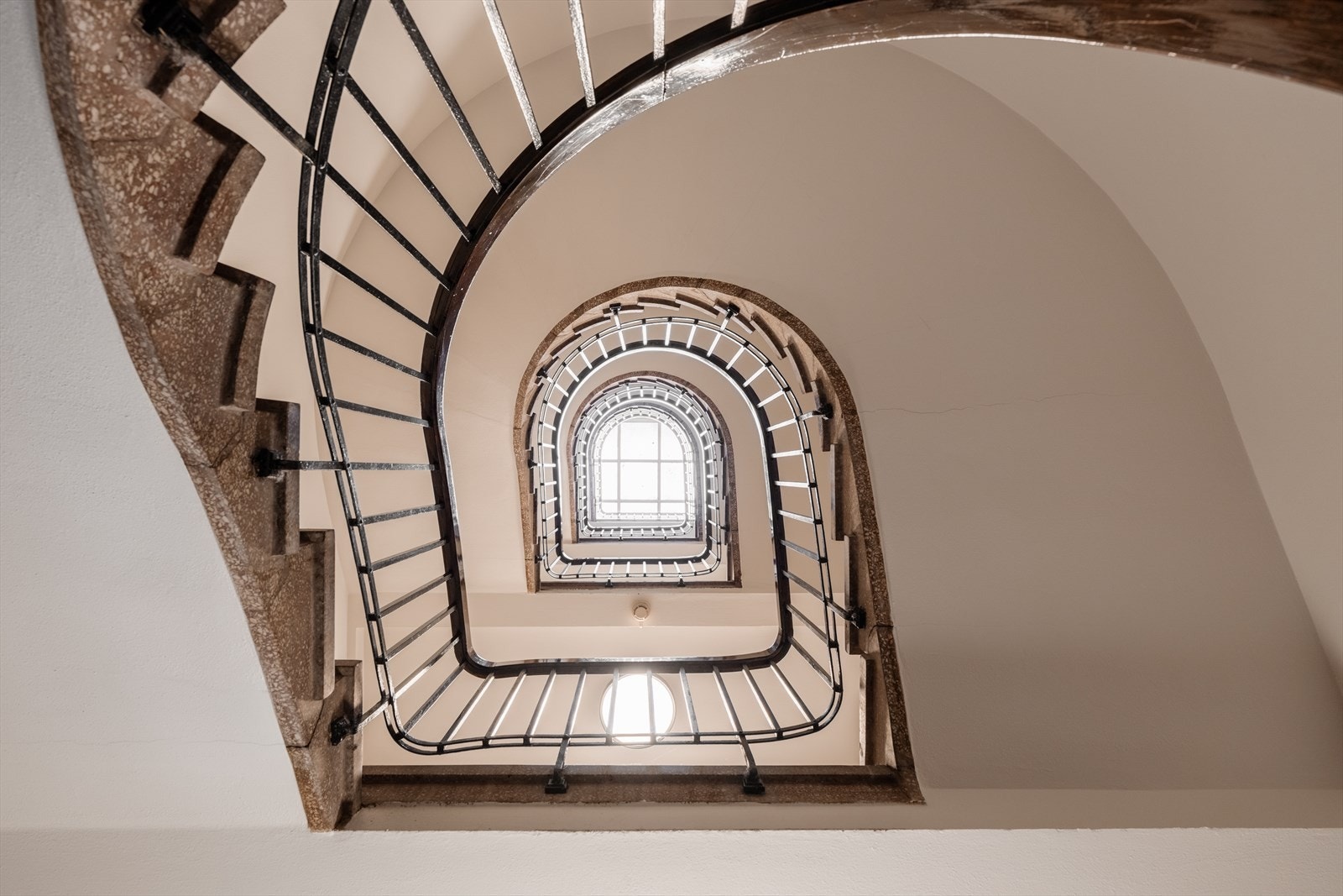 Den originale og svingete trappeoppgangen er et flott arkitektonisk element. Galleribilde