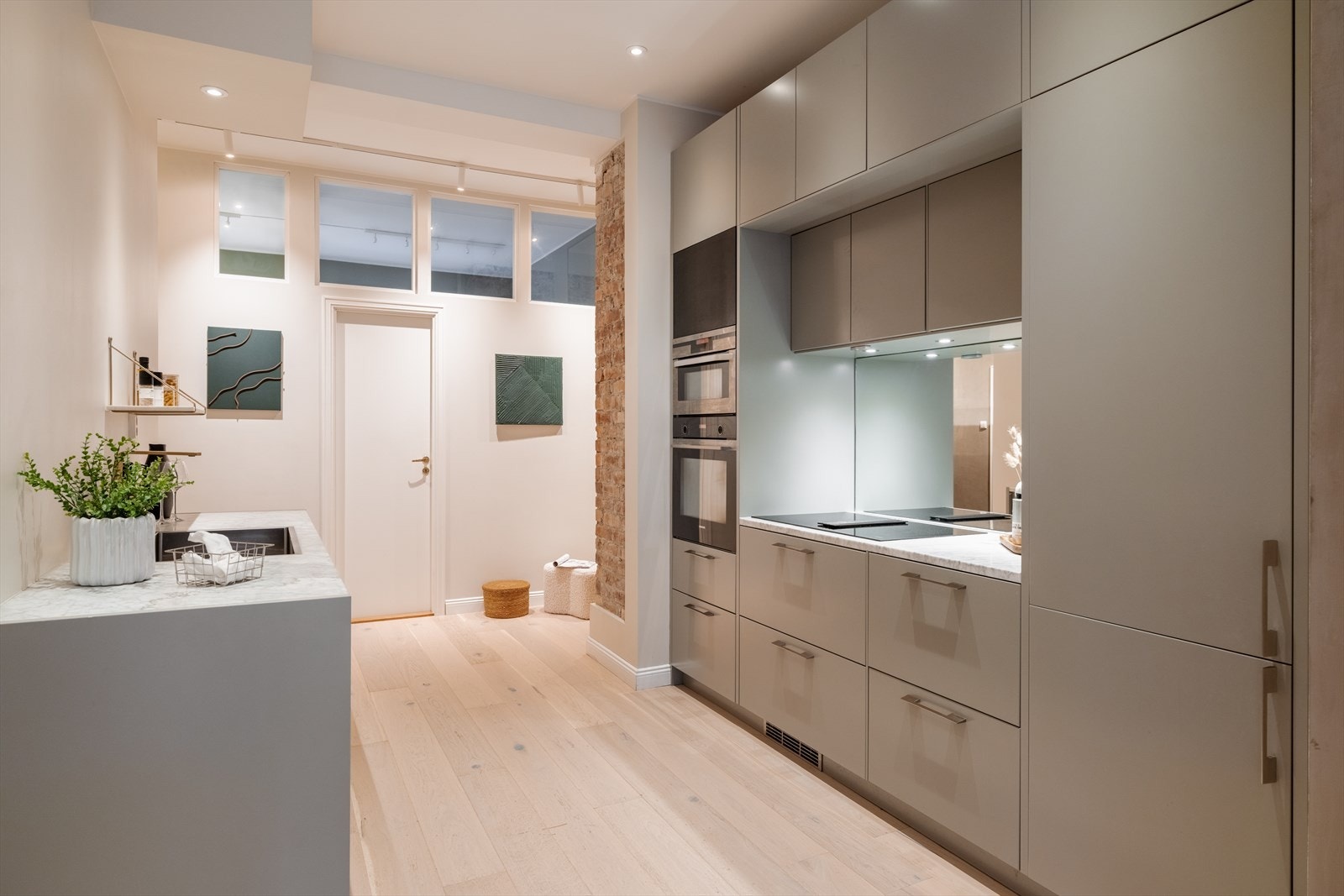 Rålekkert kjøkken fra Drømmenkjøkken. Kjøkkenet har glatte, grepsfrie fronter og rikelig med oppbevaringsplass. Galleribilde