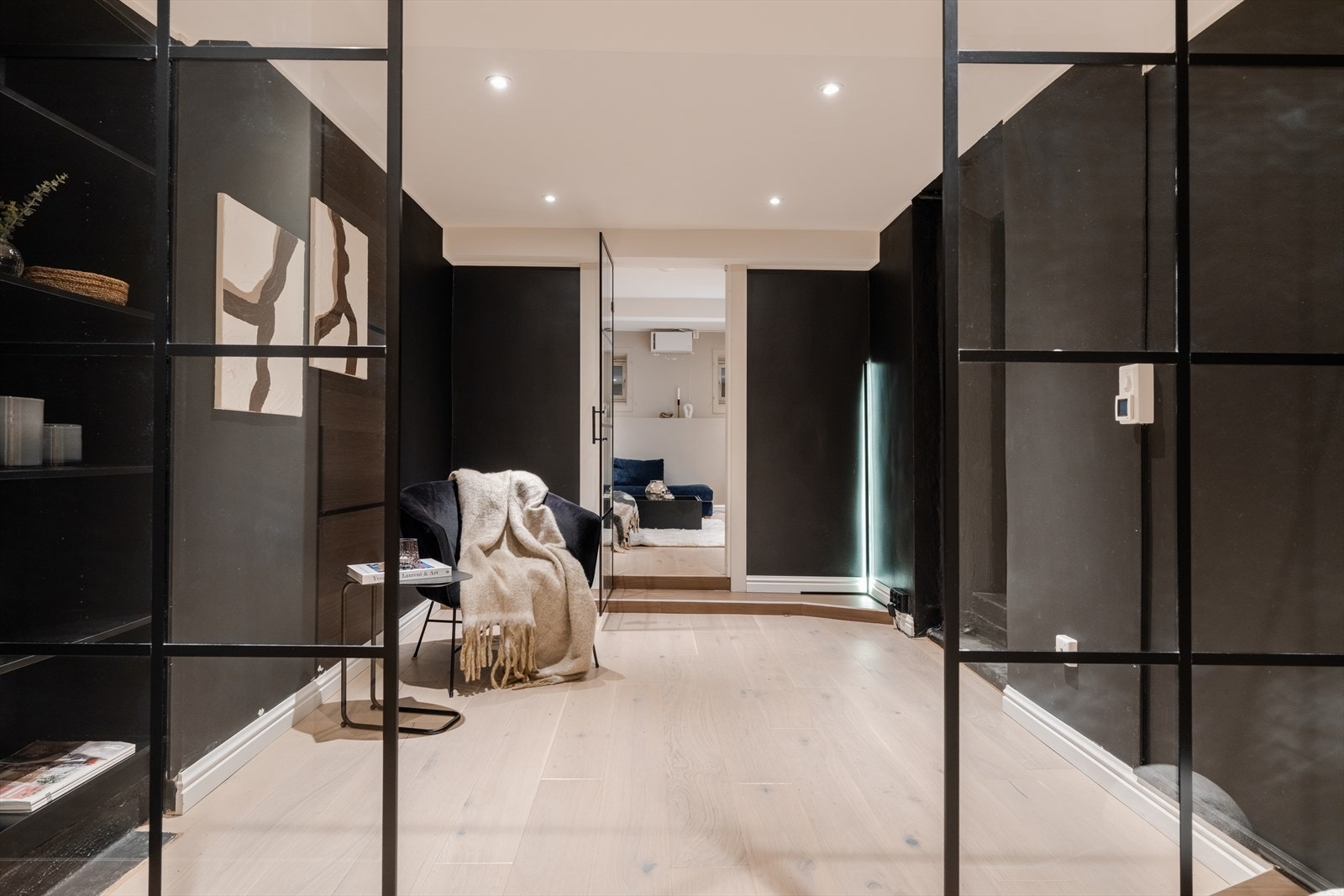 Glassveggene skaper en åpen og lys følelse, selv i underetasjen. Galleribilde