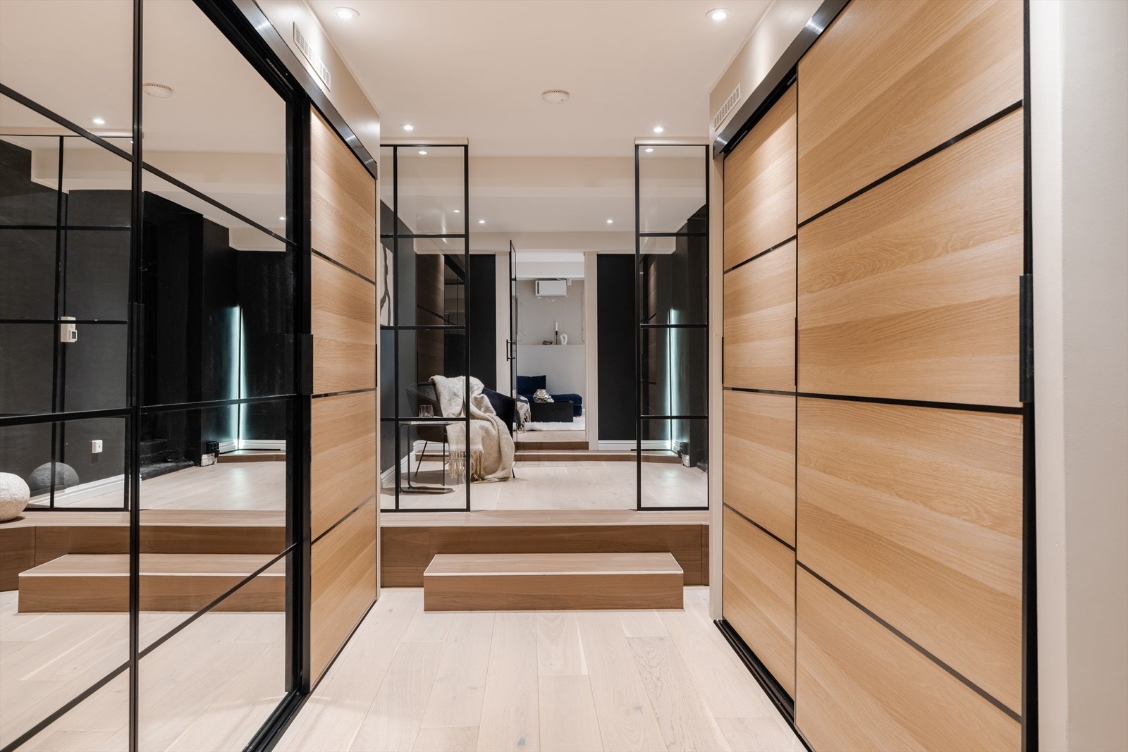 I underetasjen finner du en påkostet garderobeløsning fra 2023 med speilfronter. Galleribilde