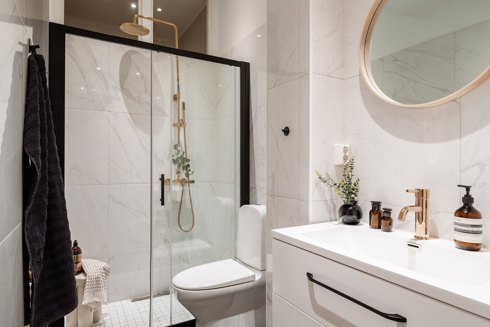 Badet ble pusset opp i 2020 med delikate materialvalg og moderne innredning. Galleribilde