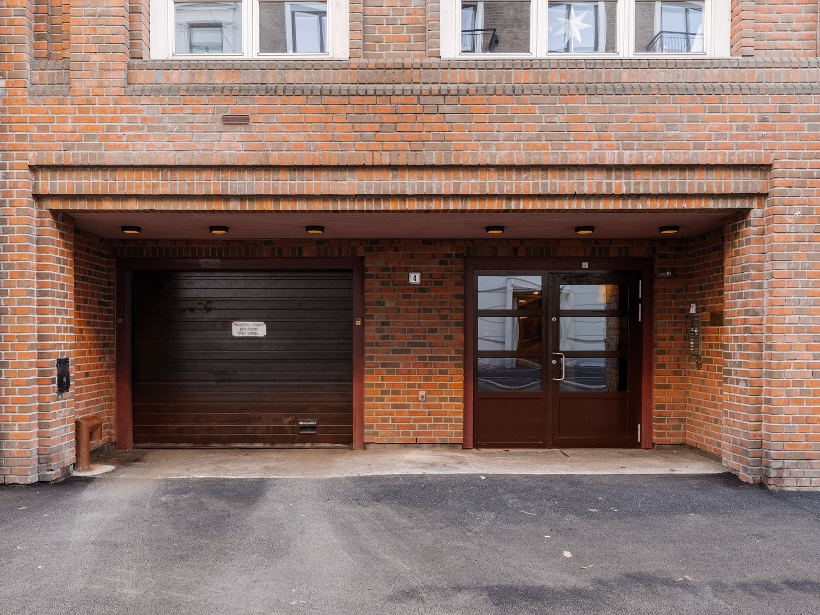 Det er til tider parkeringsplasser til leie gjennom aksjelaget eller garasjeanlegget rett over gaten fra leiligheten. Galleribilde