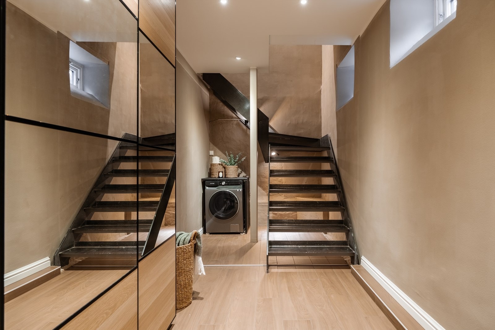 Trapperommet har integrert belysning og leder ned til underetasjen. Galleribilde