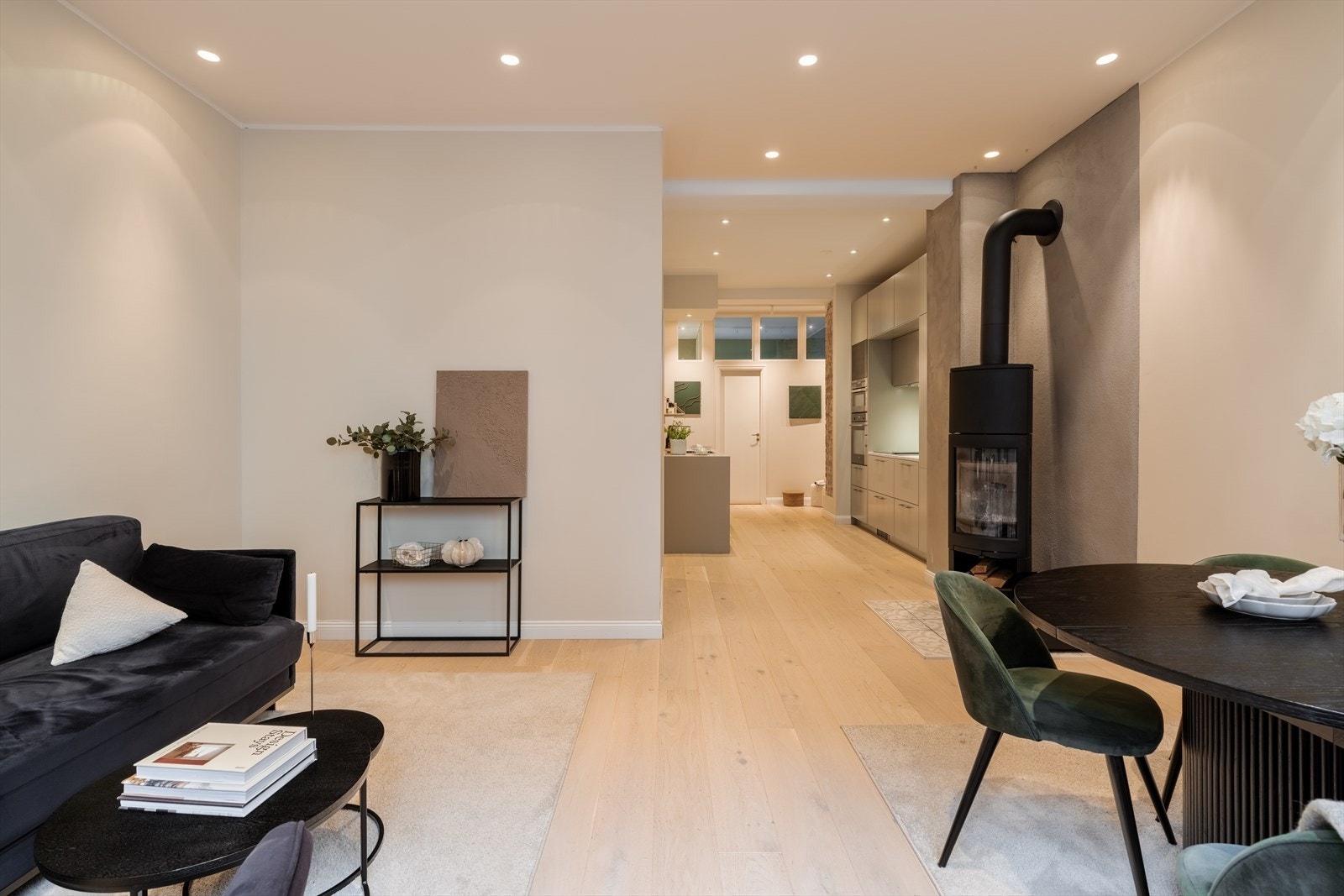 Gjennomgående enstavs parkett på gulv binder rommene sammen på en elegant måte. Galleribilde