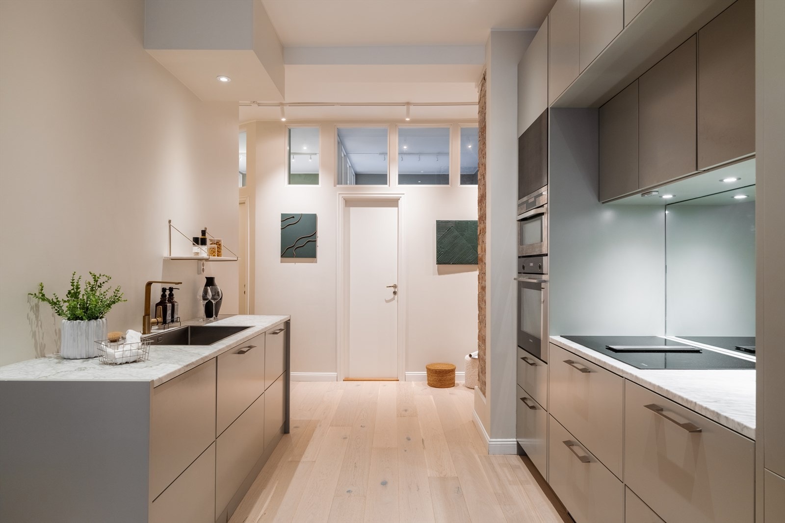 Den gjennomgående planløsningen gir en god romfølelse og flyt. Galleribilde