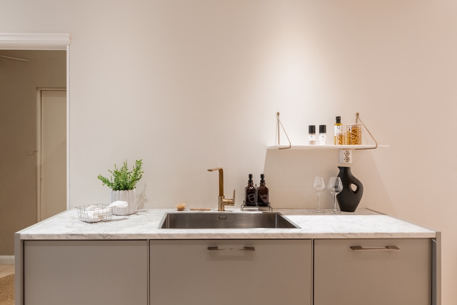 Benkeplaten i marmor og underlimt vask understreker den høye standarden. Galleribilde