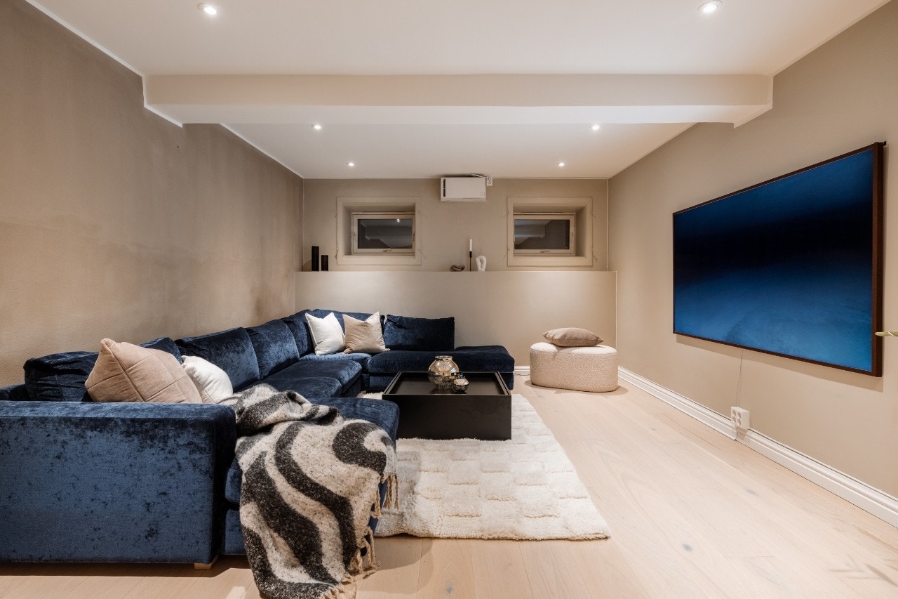 Rom som brukes som kjellerstue. Galleribilde