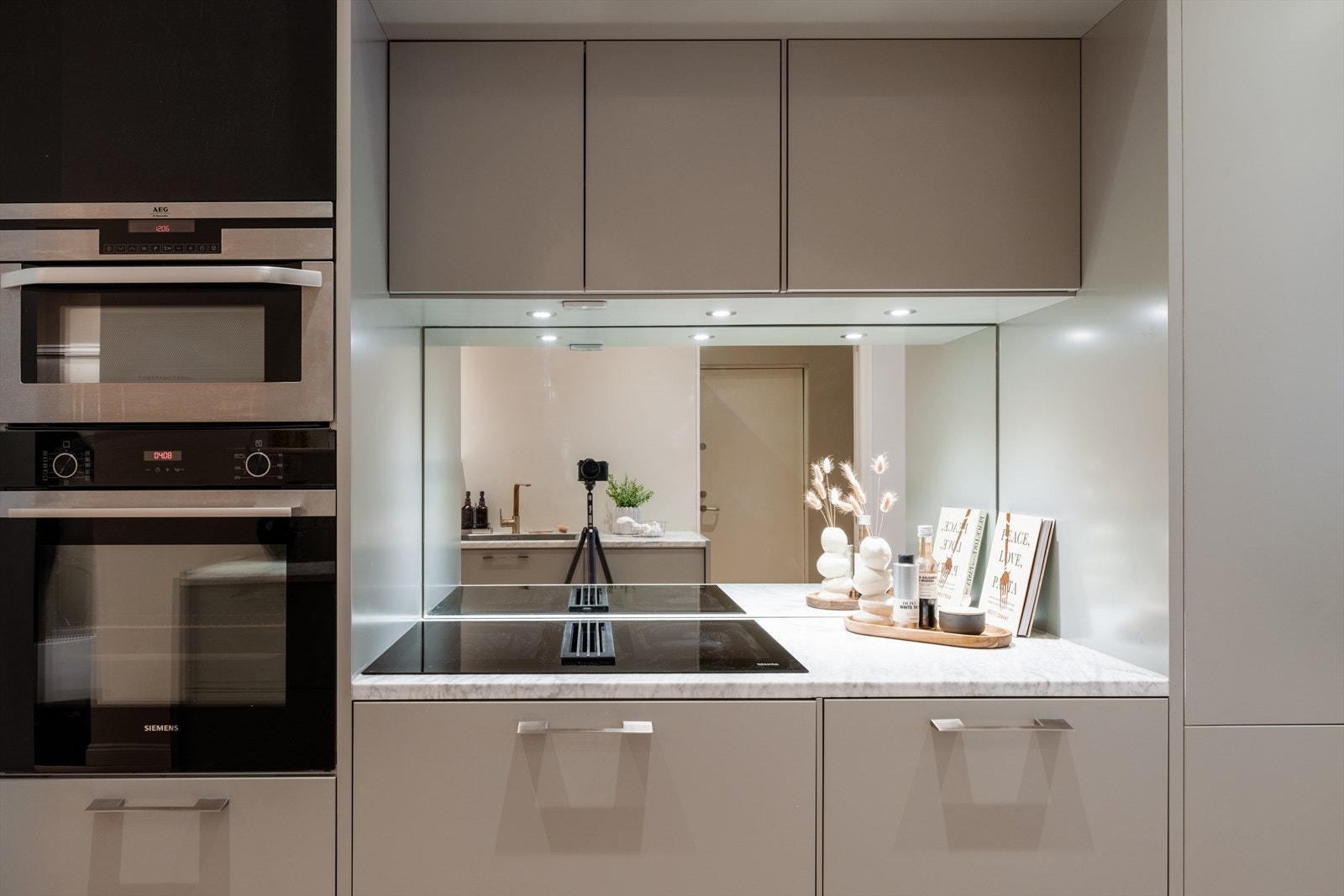 Speilflaten over kokesonen bidrar til å øke romfølelsen. Galleribilde