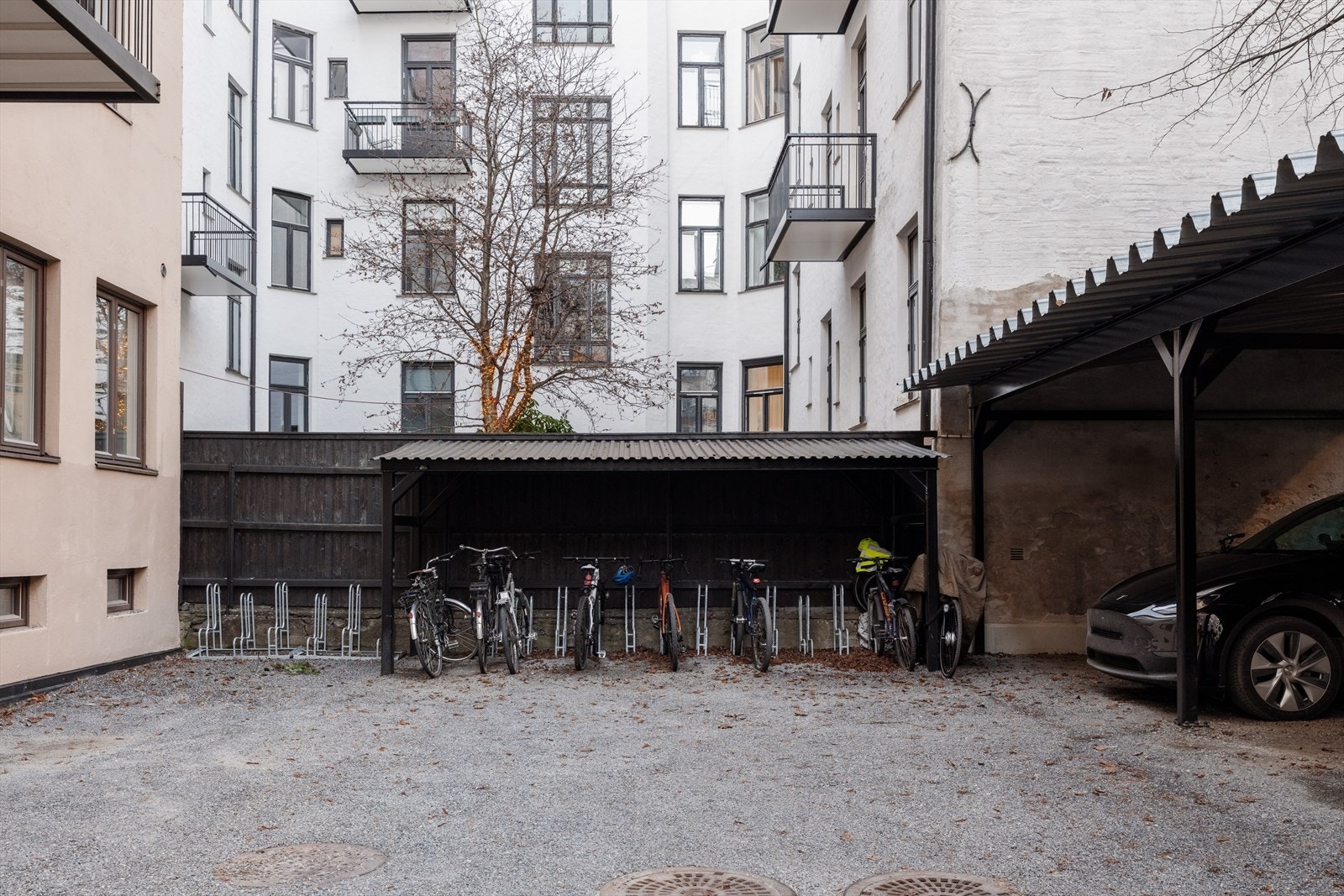 Det er felles sykkelparkering under tak i den skjermede bakgården. Galleribilde