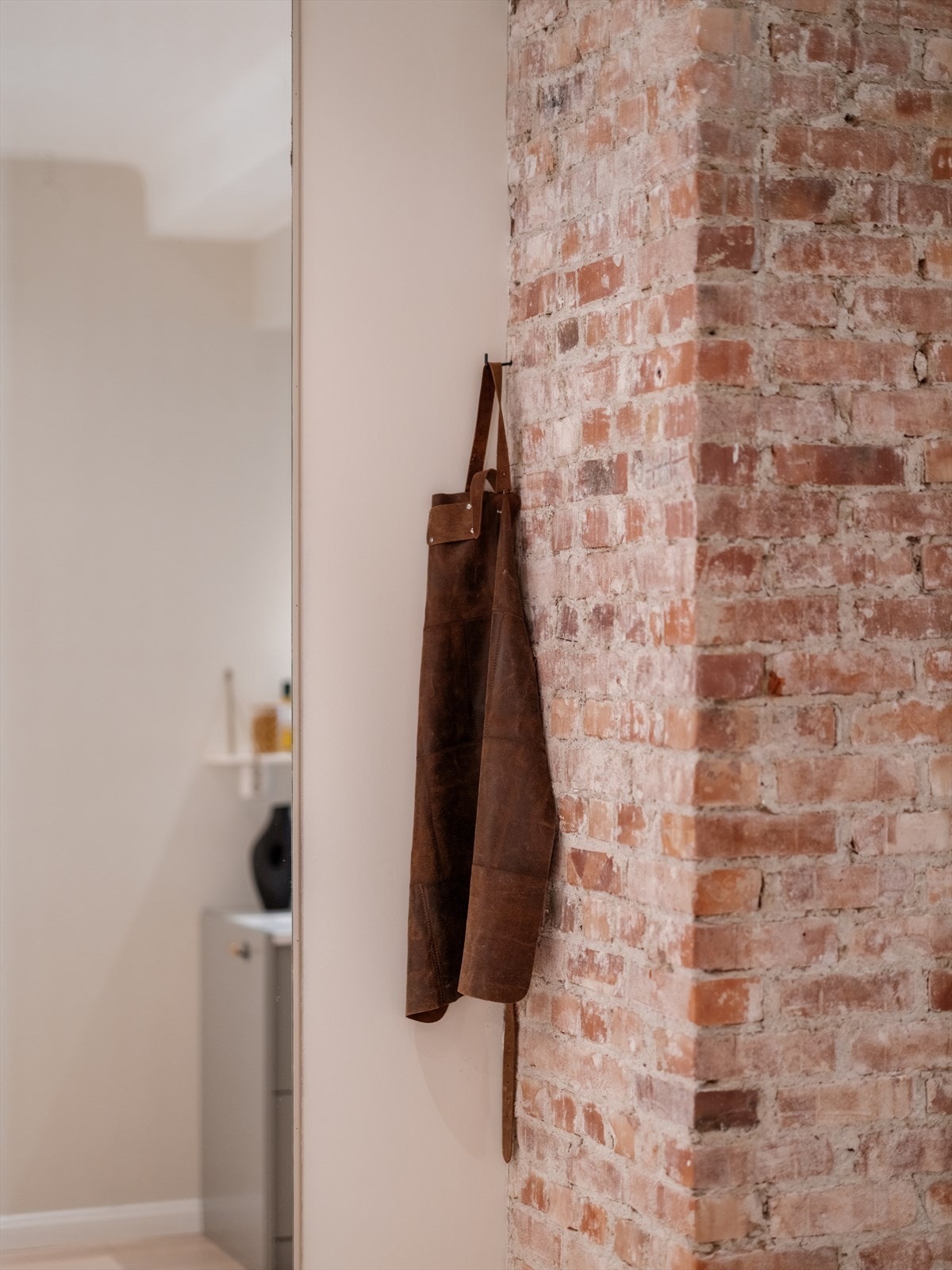 Kombinasjonen av moderne innredning og rustikke, klassiske elementer gir et unikt uttrykk. Galleribilde