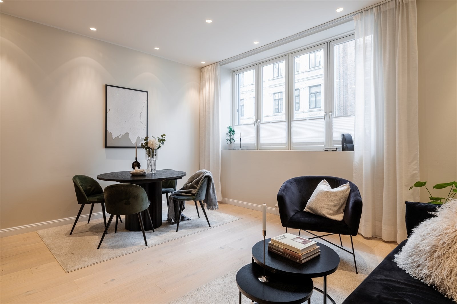 Stuen har god plass til både sofagruppe og en separat spiseplass. Galleribilde