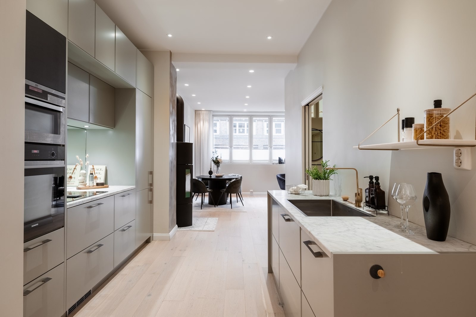 Milad Alexander Sabori v. Emera Eiendomsmegling ønsker velkommen til Benneches gate 1. Galleribilde