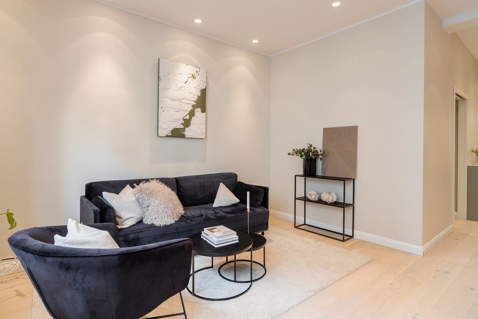 Store vindusflater gir godt med naturlig lys inn i stuen. Galleribilde