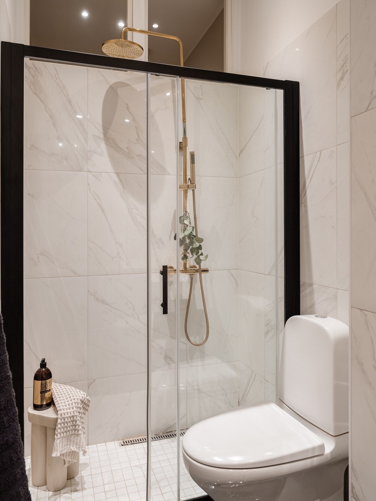 Dusjhjørnet har nye dører fra juni 2023 og en elegant regnfallsdusj. Galleribilde