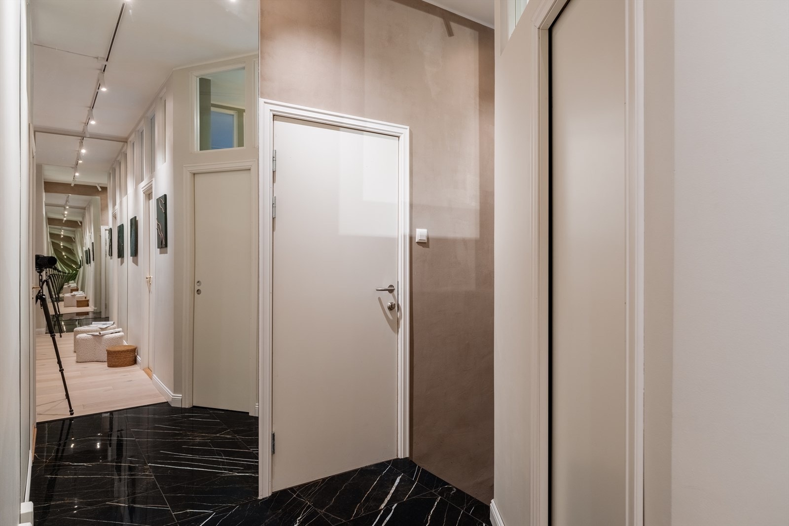 Flislagte overganger i underetasjen ble lagt i 2023. Galleribilde