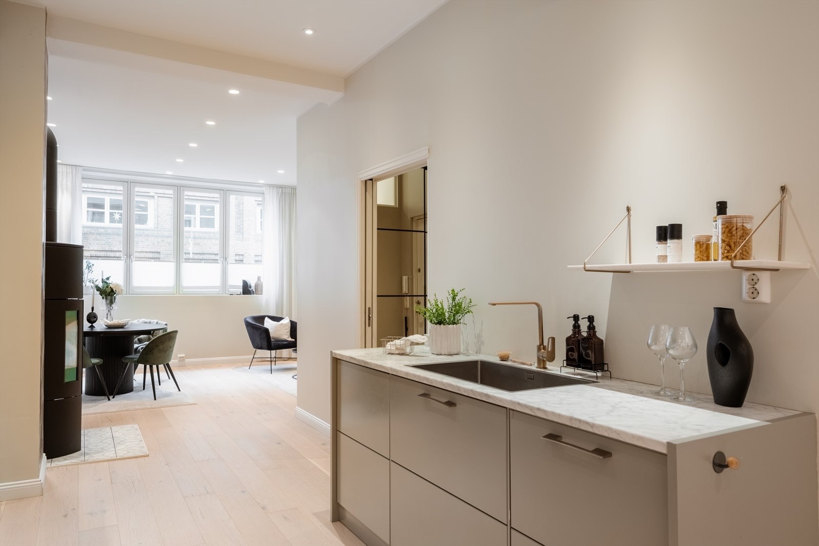 Kjøkkenet har en praktisk sone som gir ekstra arbeidsflate og et sosialt samlingspunkt. Galleribilde