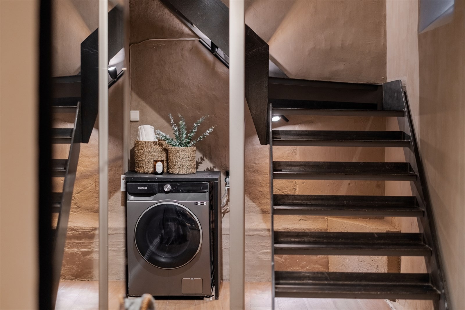 Under trappen er det etablert en åpen løsning for vaskemaskinen. Galleribilde
