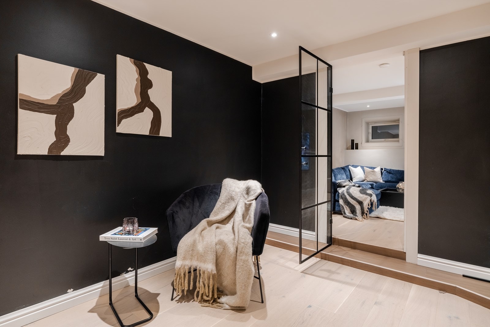 Rommene i underetasjen brukes i dag som kontor og kjellerstue. Galleribilde