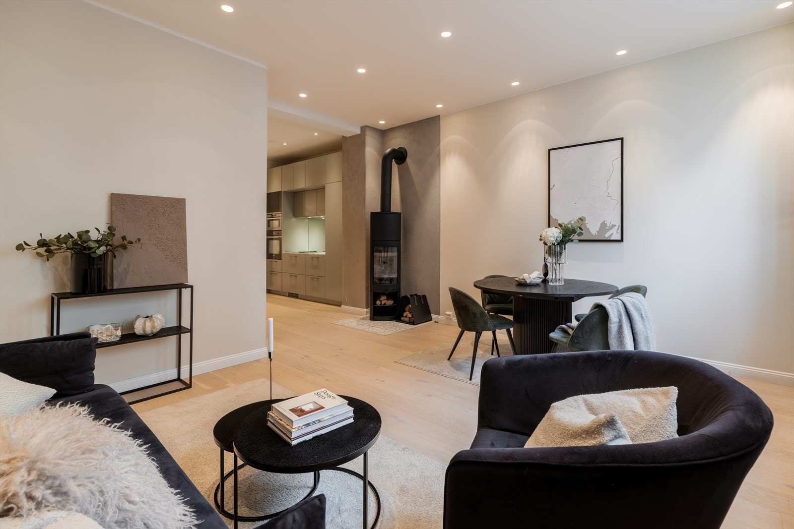 Den åpne løsningen skaper en sosial og luftig atmosfære i leilighetens hovedrom. Galleribilde