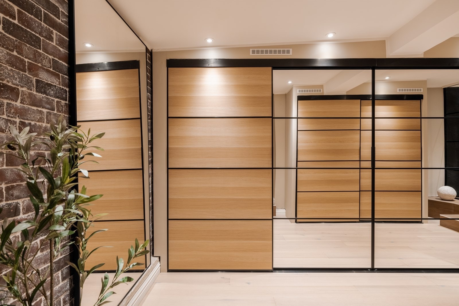 Her er det rikelig med plass til oppbevaring av klær og sko. Galleribilde