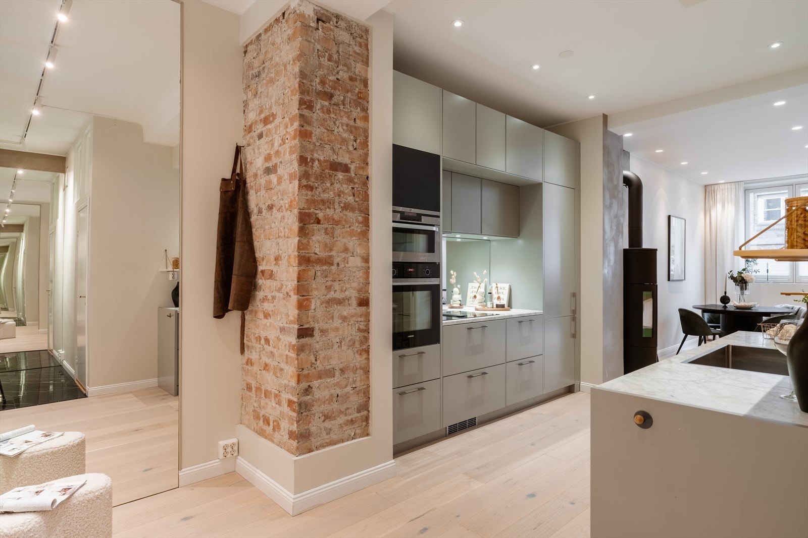 En eksponert teglsteinsvegg gir kjøkkenet en særegen og klassisk karakter. Galleribilde