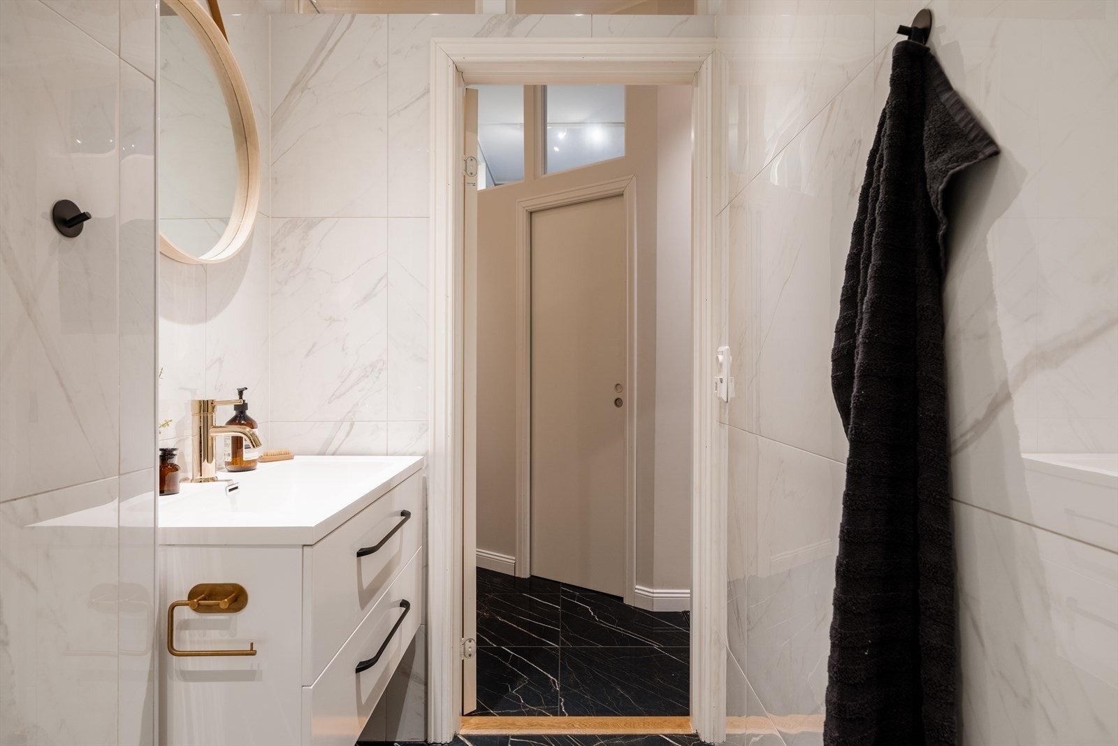 Baderomsinnredningen har gode oppbevaringsmuligheter i skuffer. Galleribilde