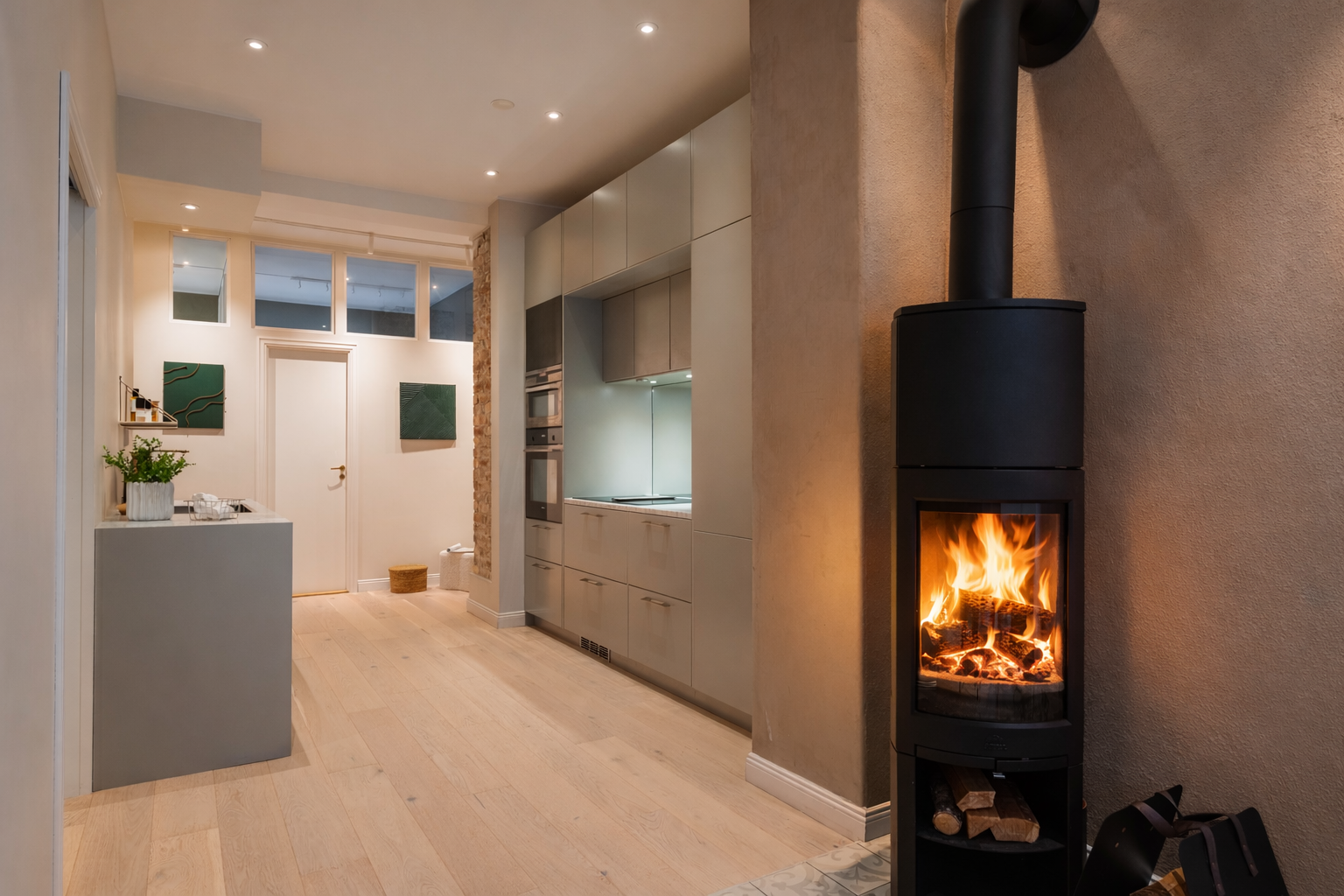 En ny peisovn fra 2023 er plassert mellom kjøkkenet og stuen. Galleribilde