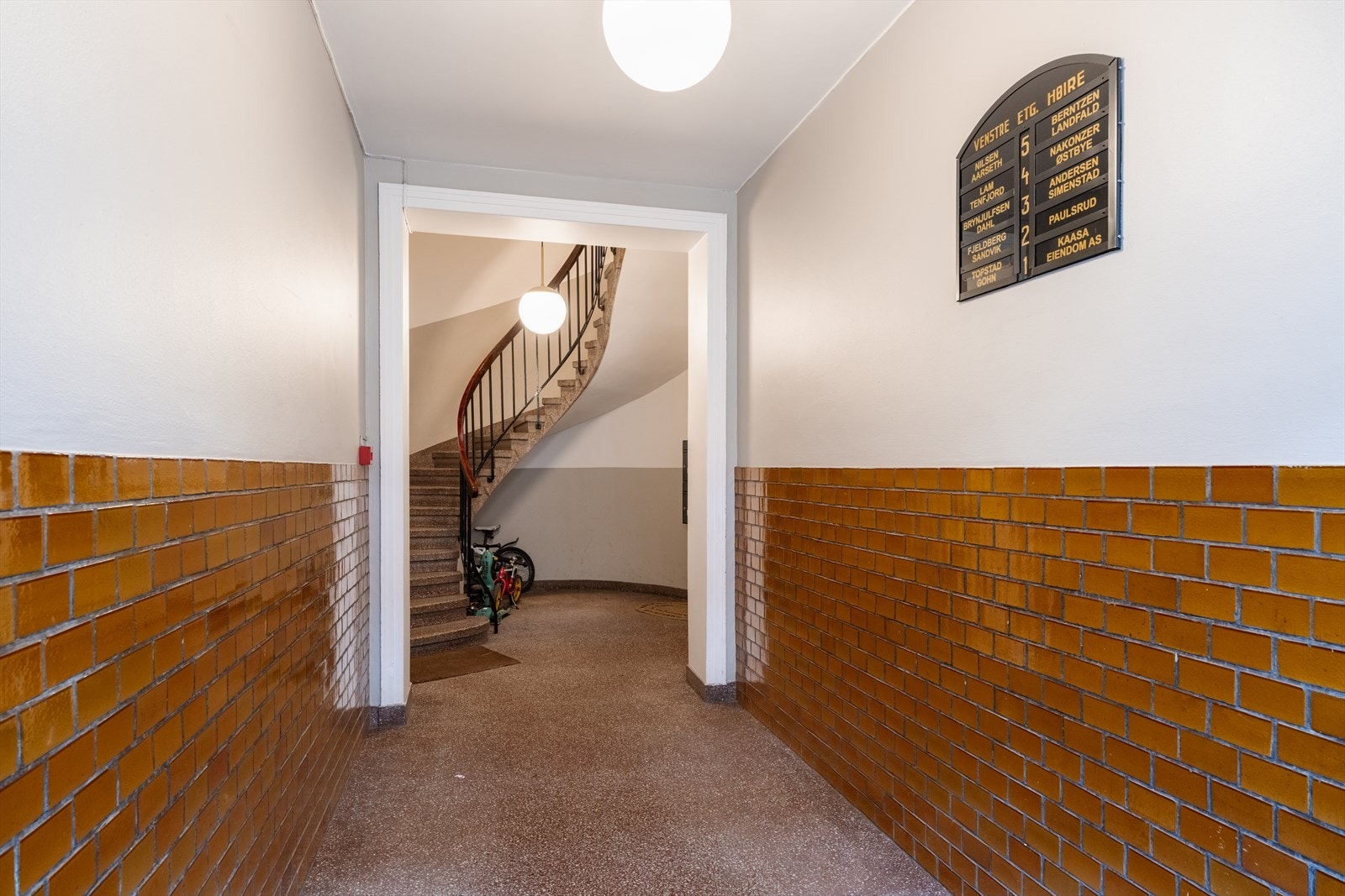 Fellesarealene bærer preg av klassisk arkitektur og godt vedlikehold. Galleribilde