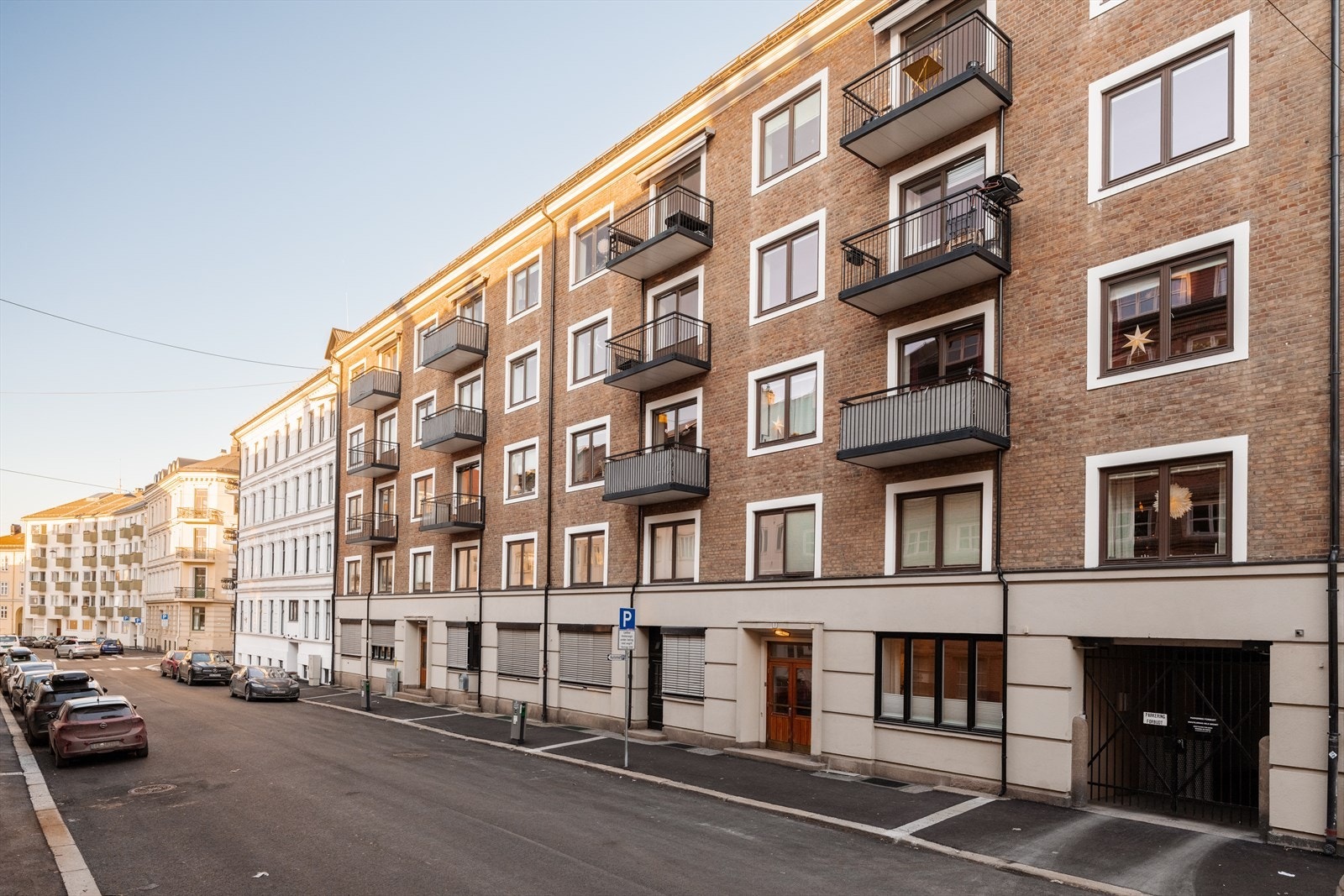 Bygården har en klassisk og velholdt teglsteinsfasade. Galleribilde