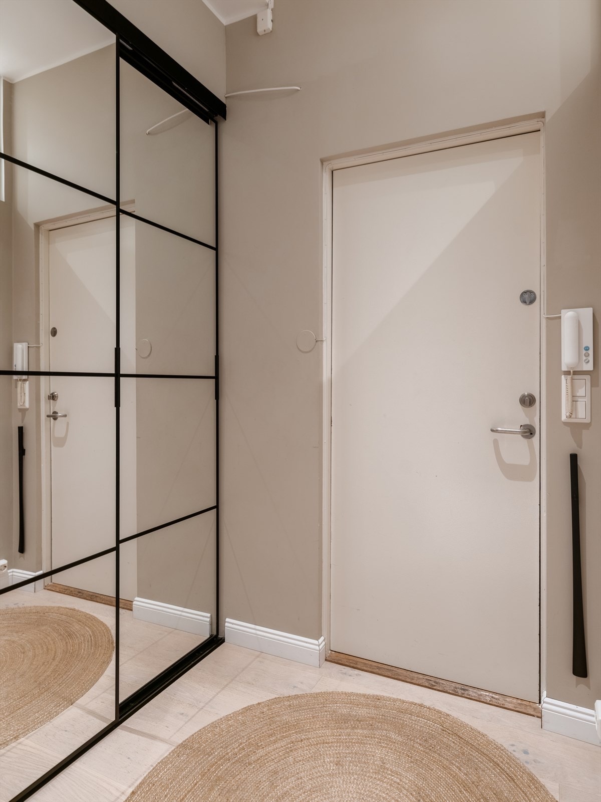 Entréen ble oppgradert i 2022/2023 og har plassbygget garderobe med speilfronter. Galleribilde