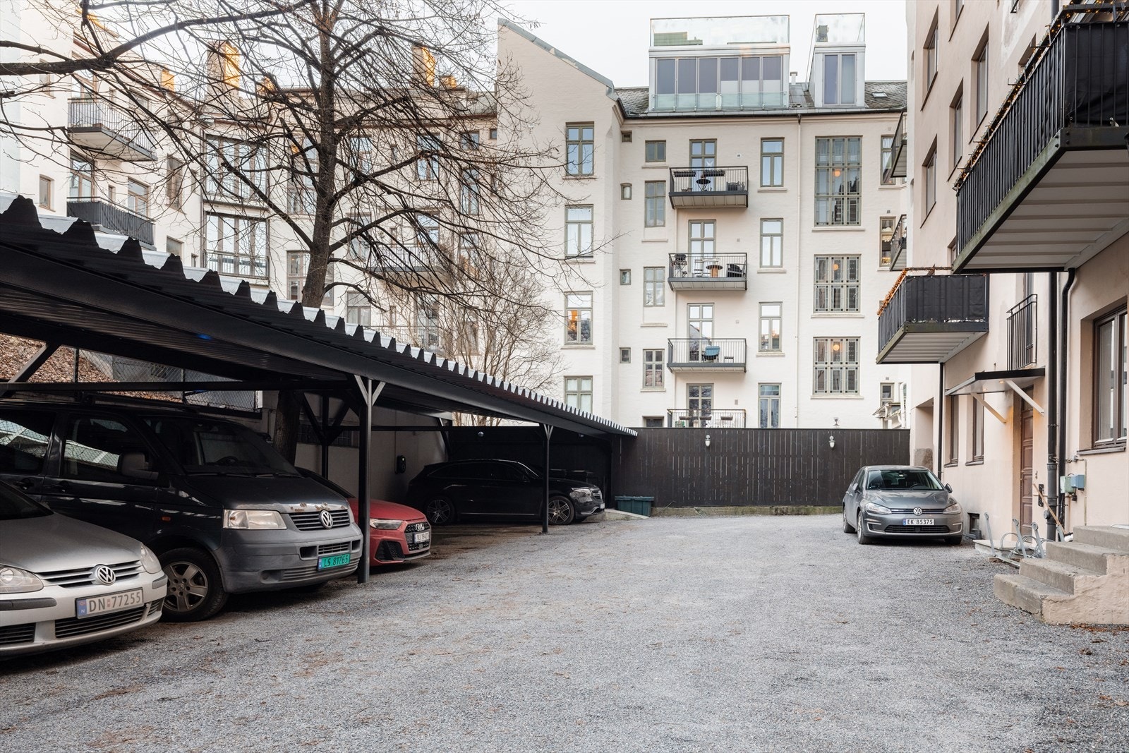 Det er til tider parkeringsplasser til leie gjennom aksjelaget eller garasjeanlegget rett over gaten fra leiligheten. Galleribilde