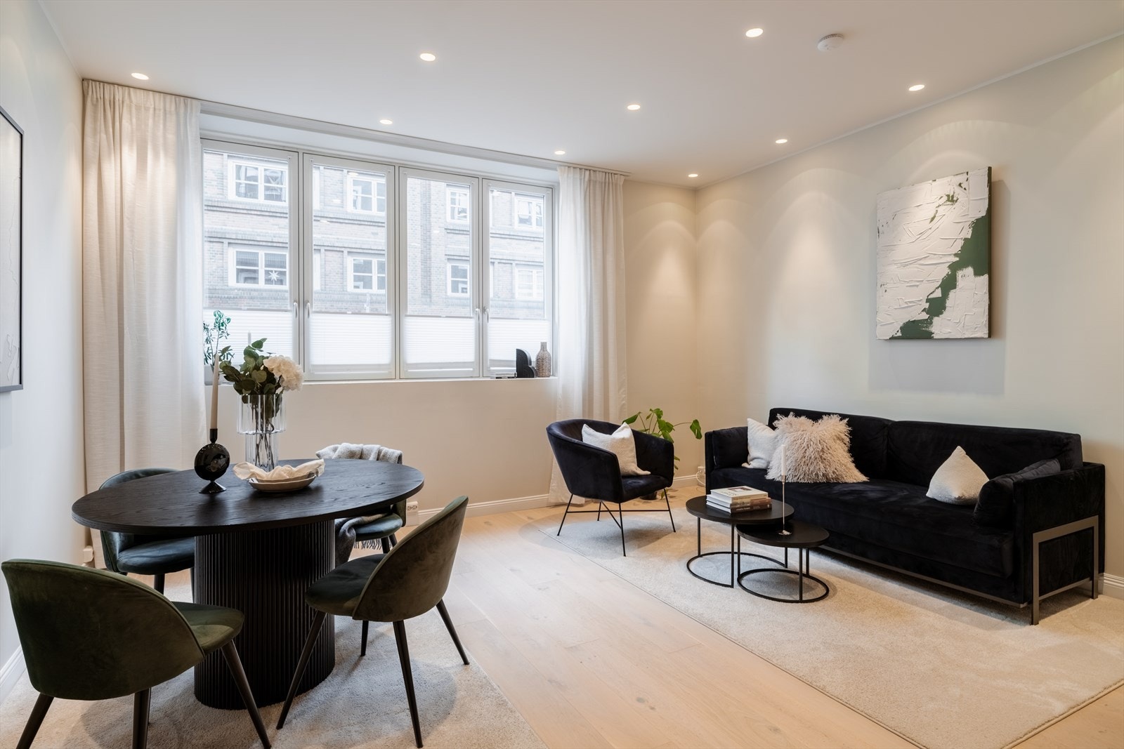 Dette er en stilfull og innholdsrik leilighet over to plan, sentralt på St. Hanshaugen. Galleribilde