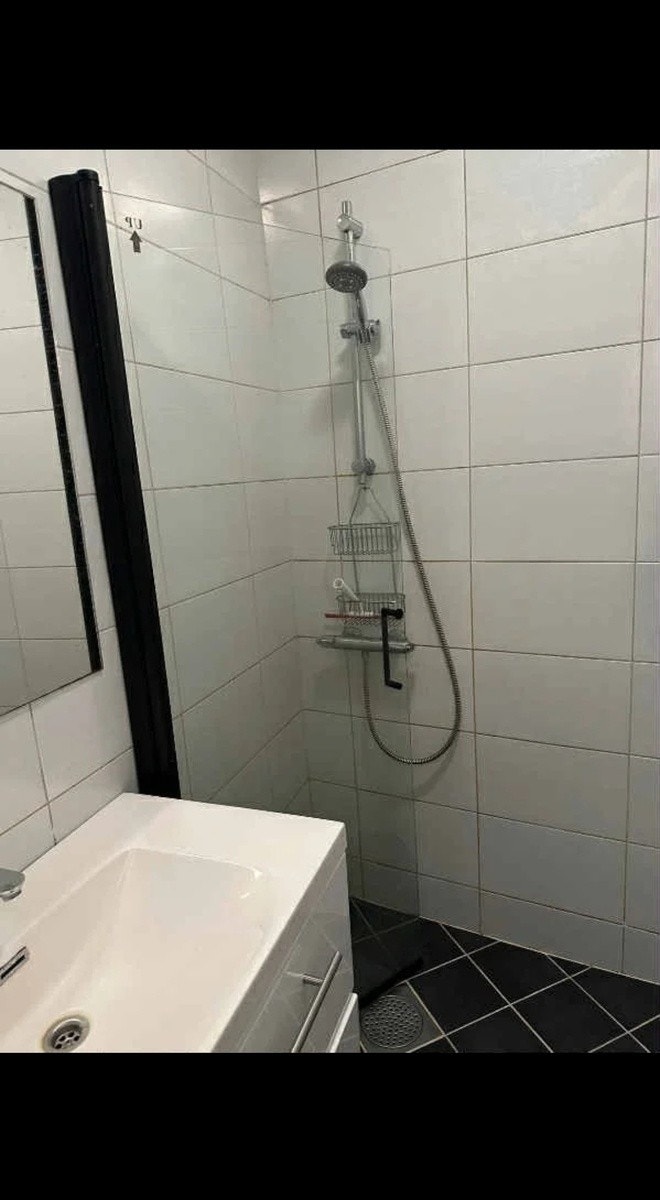 Dusj med toalett i rommet vedsidenav Galleribilde