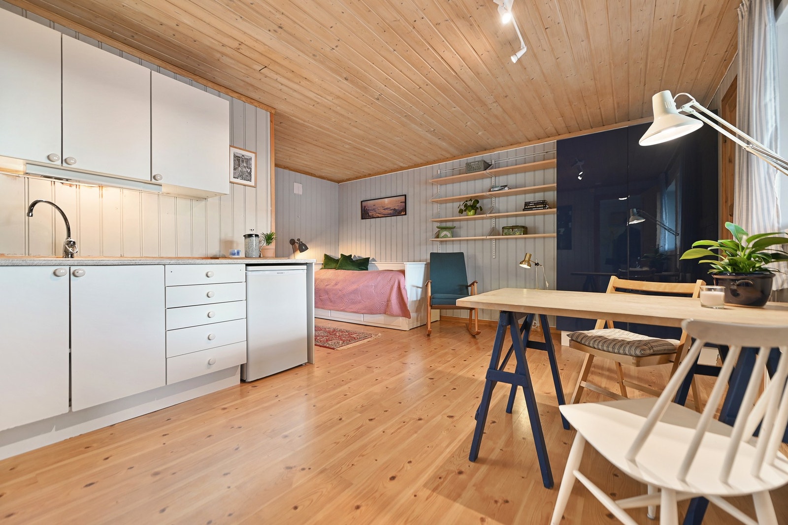 Hybelen har egen inngang, samt inngang fra hoveddelen Galleribilde