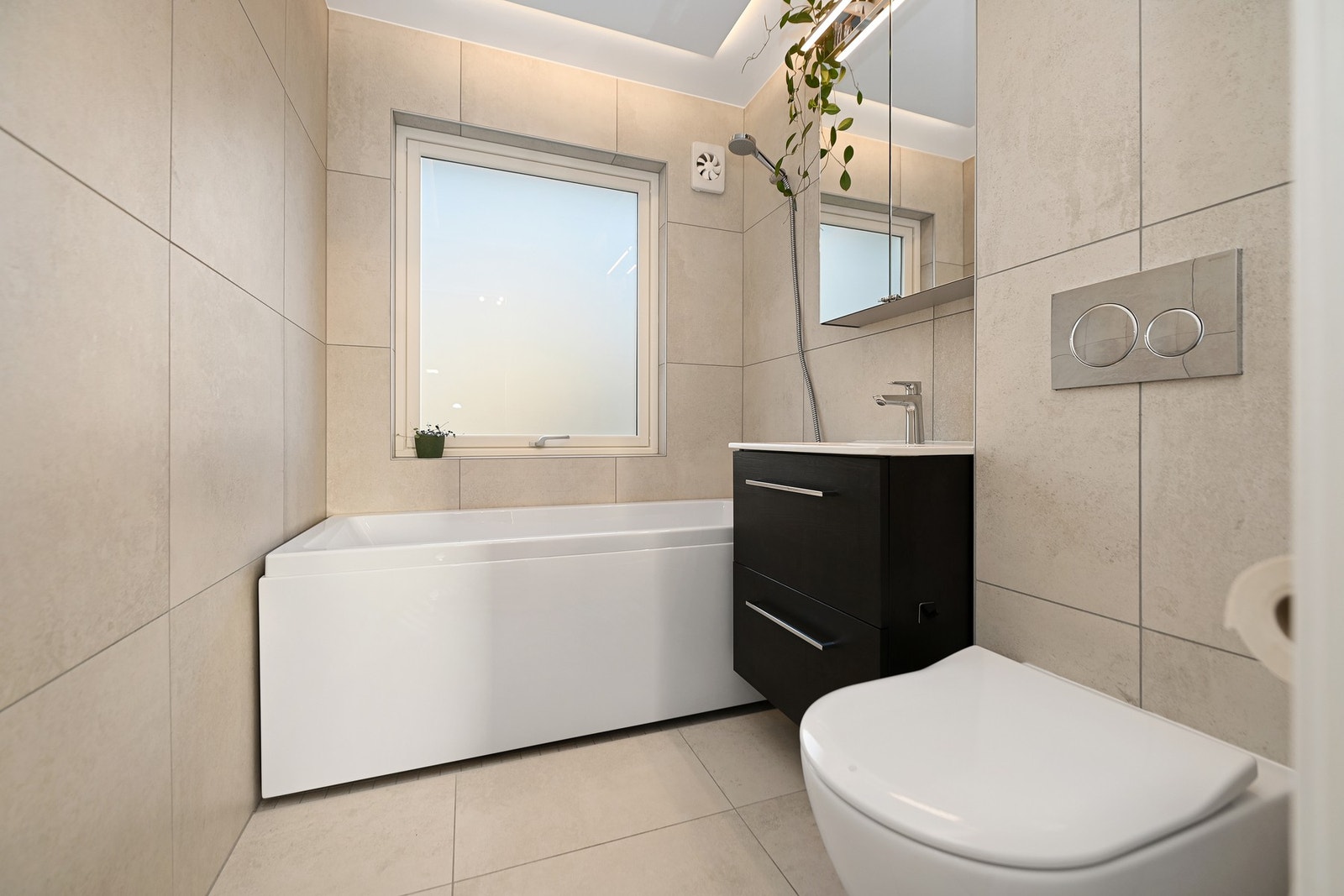 Lekkert, påkostet bad i 1. etasje Galleribilde