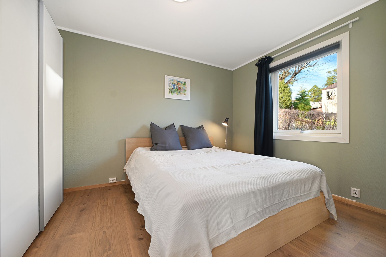 Hovedsoverom med skyvedørsgarderobe Galleribilde