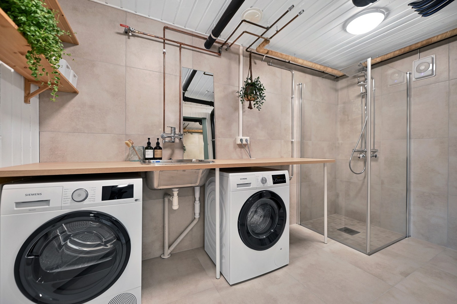 Vaskerom i underetasjen er oppusset og har dusjhjørne Galleribilde