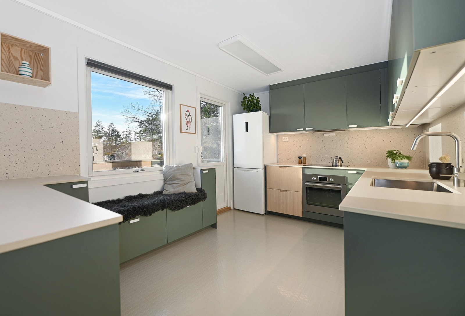 Masse plass i skap, skuffer og på benker Galleribilde