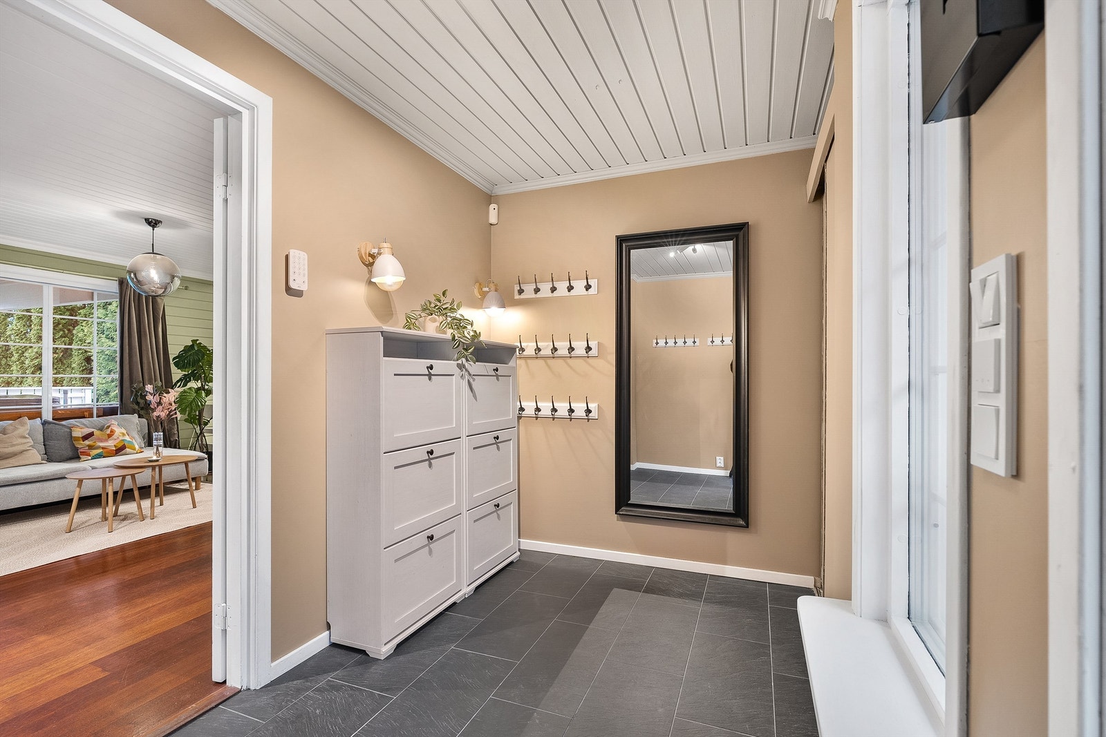 Adkomst fra entré til åpen hall Galleribilde