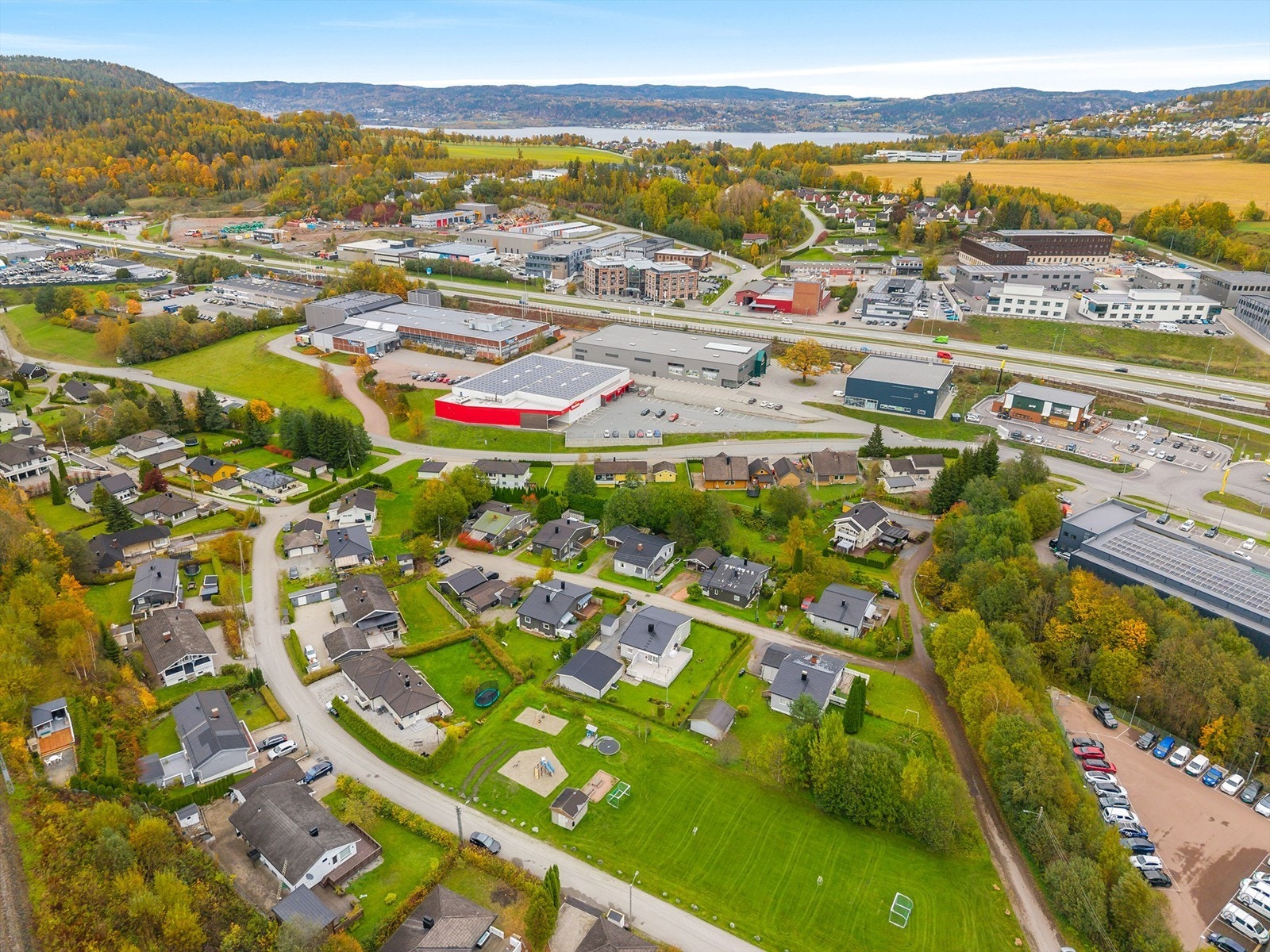 Det er gangavstand til Kiwi dagligvarebutikk, samt nærhet til øvrige servicetilbud i området blant annet McDonald´s og øvrig handels- og næringsvirksomhet Galleribilde