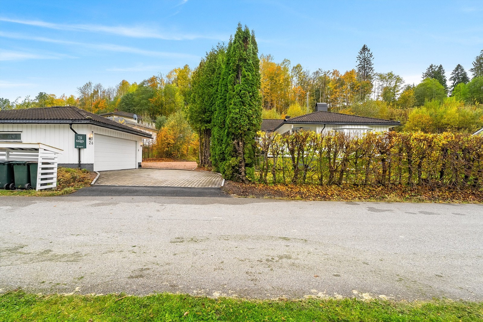 Pent opparbeidet innkjørsel med belegningsstein- adkomst til dobbelgarasje på ca. 40kvm og videre gruset gårdsplass Galleribilde
