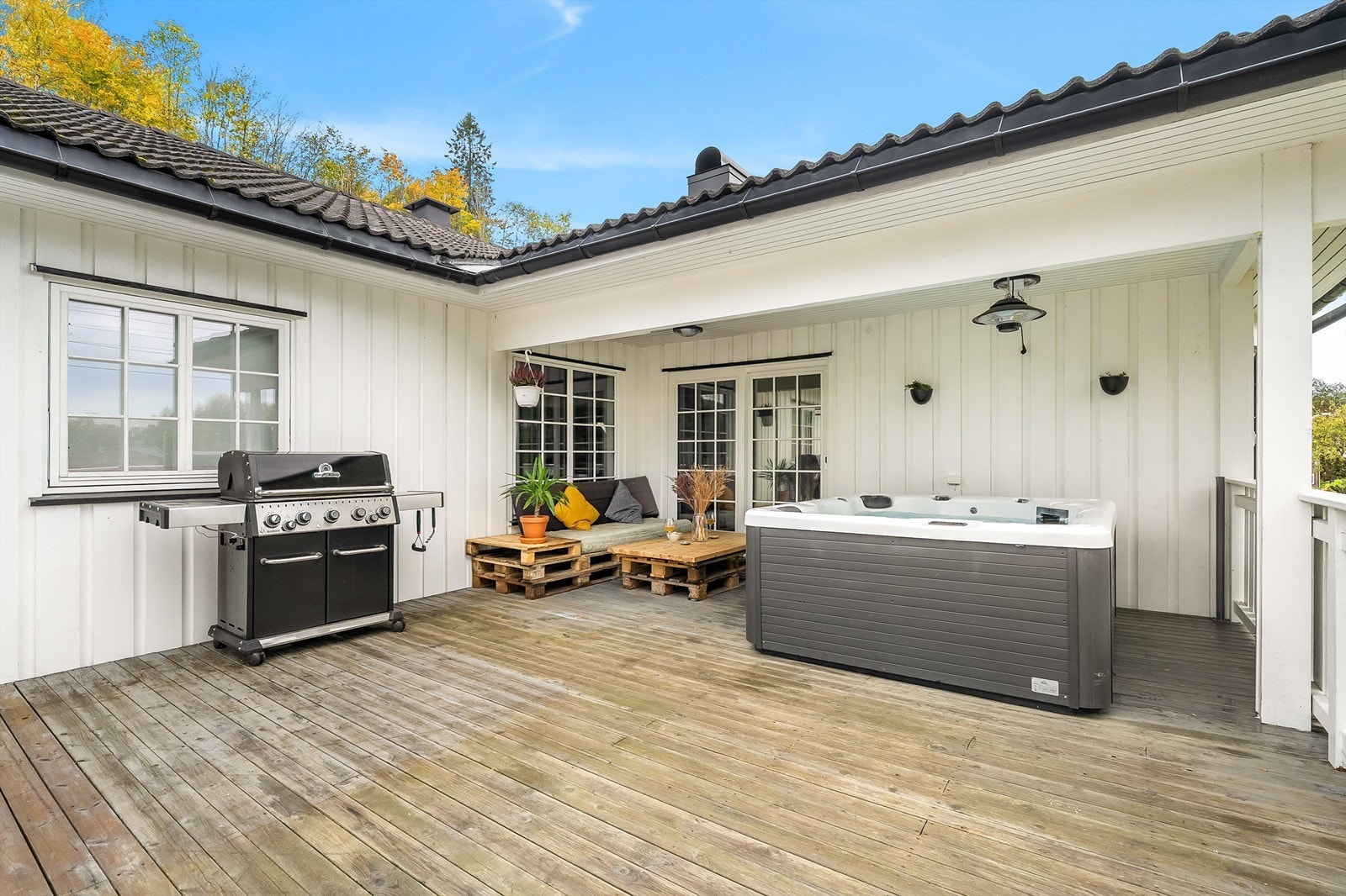 Romslig og delvis overbygd veranda med god plass til både sittegrupper, grill og jacuzzi - et hyggelig uteområde som kan benyttes store deler av året Galleribilde