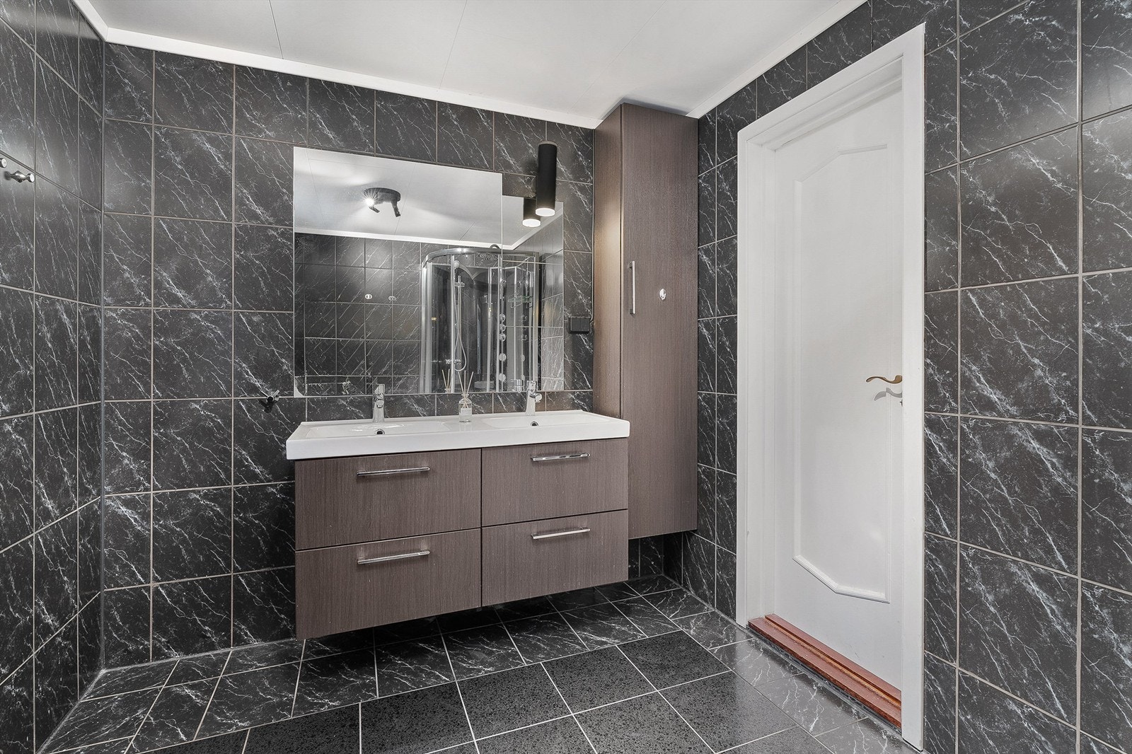 Flislagt baderom i første etasje med gulvvarme Galleribilde